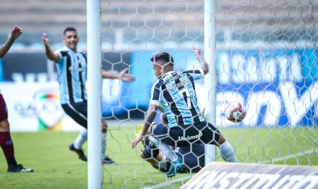 Volante Matheus Henrique comemora gol no jogo Grêmio x Caxias, na Arena do Grêmio, pelo Campeonato Gaúcho 