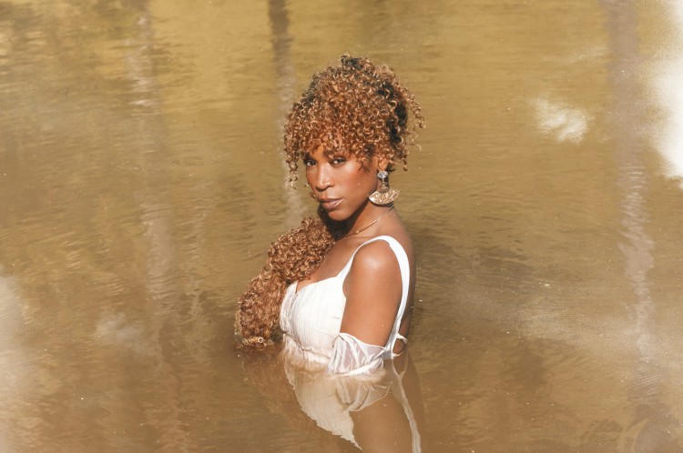 Em vídeo, Karol Conká aposta em tons pastéis para demonstrar vulnerabilidade