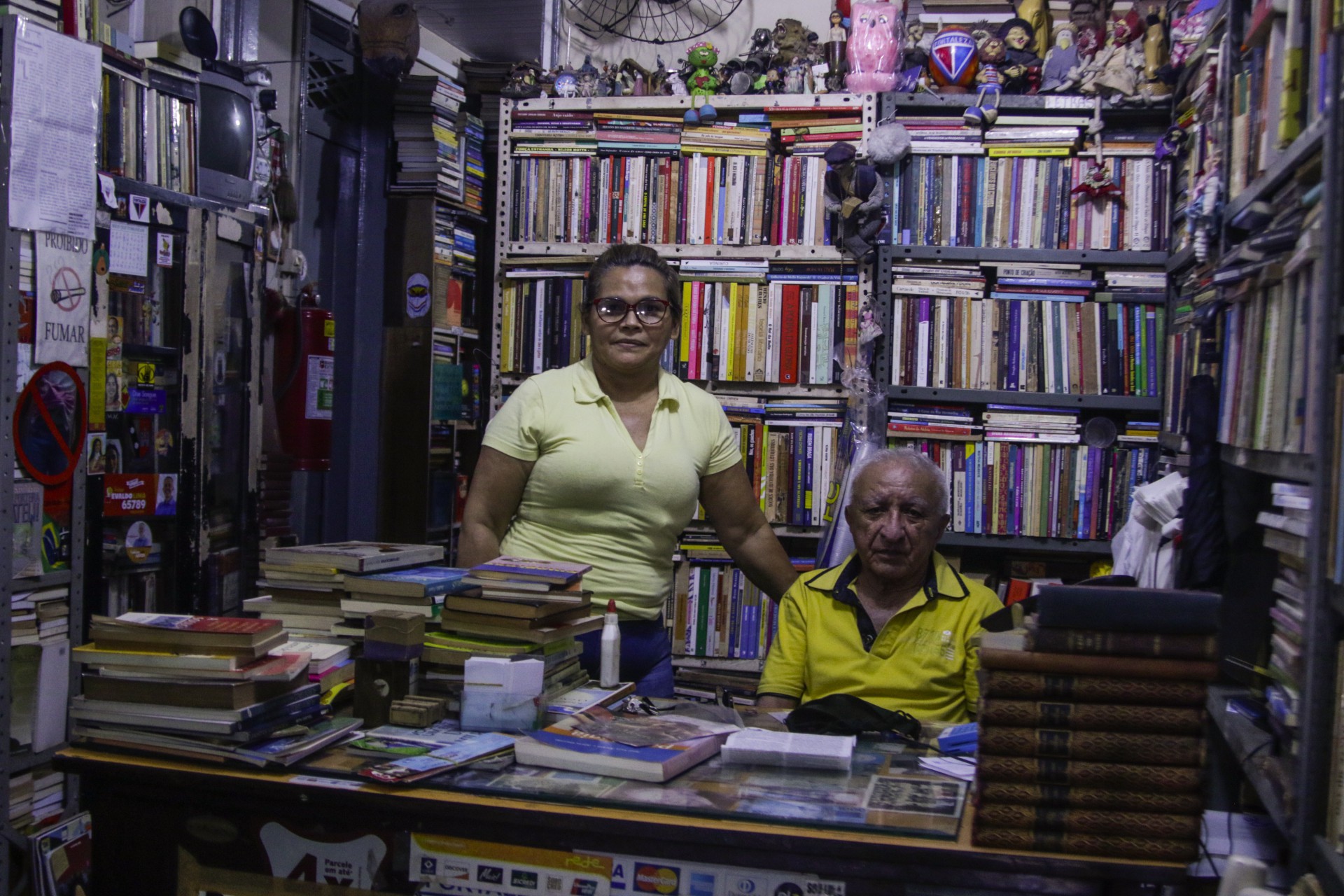 Dona Estela e Seu Geraldo estimam que tenham mais de 200 mil obras no local (Foto: Thais Mesquita)
