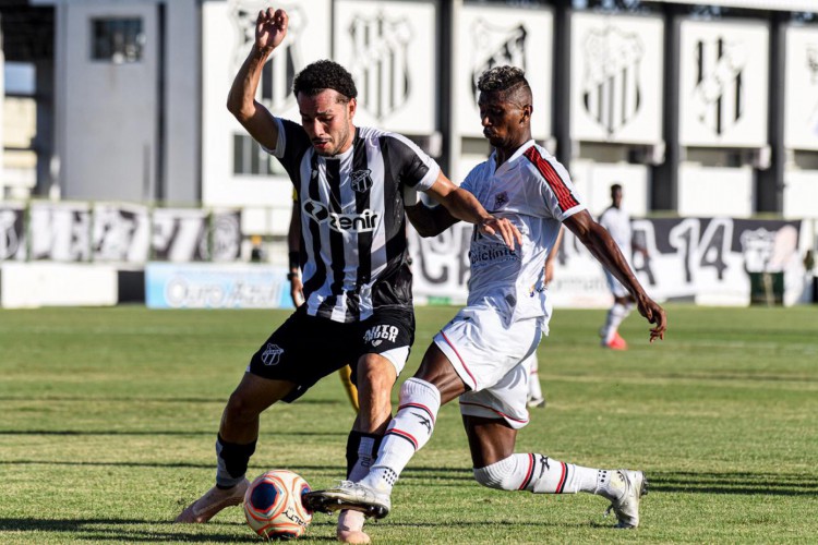 Volante Pedro Naressi disputa bola com atacante Wandson no jogo Ceará x Atlético-CE, no estádio Carlos de Alencar Pinto, pelo Campeonato Cearense