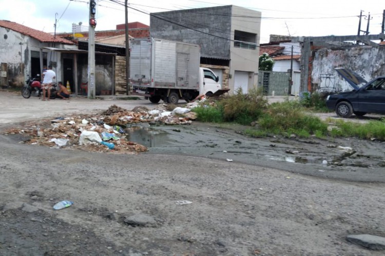 Obras paralisadas na avenida Sargento Hermínio causam transtornos no bairro Álvaro Weyne, na Regional 1(Foto: WhatsApp O POVO)