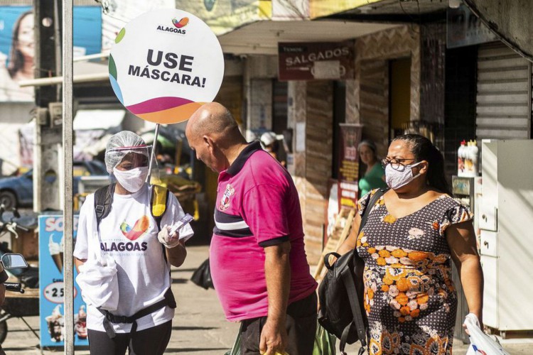 Moradores de Maceió são orientados sobre o uso de máscaras durante a pandemia do novo coronavírus.