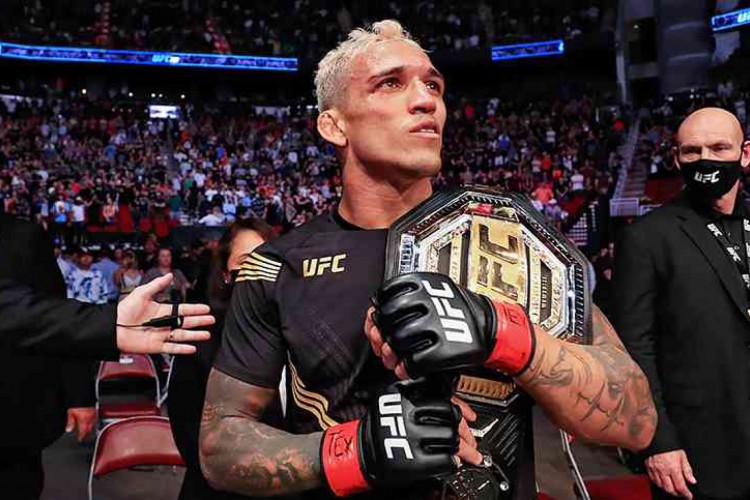 Charles do Bronx se consagrou campe&atilde;o dos pesos-leves do UFC ap&oacute;s nocautear Michael Chandler