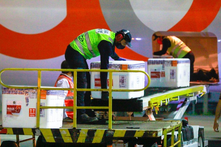 Na madrugada desta terça-feira, 18, o Ceará recebeu 240.200 doses da vacina AstraZeneca