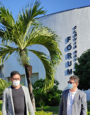 Anízio Melo e Reginaldo Pinheiro,  presidente e vice-presidente do Sindicato Apeoc, respectivamente, participam da manifestação na tarde desta quinta-feira, 20