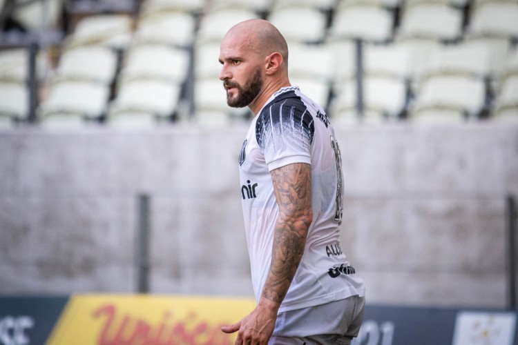 O meio-campista Marlon admitiu que h&aacute; press&atilde;o entre os jogadores na busca por vit&oacute;rias do Cear&aacute;