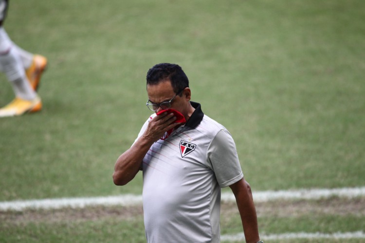 Francisco Di&aacute;, tecnico do Ferroviario, durante semifinal do campeonato cearense entre Cear&aacute; e Ferroviario. arena Castel&atilde;o.  (Fotos: Fabio Lima/O POVO)