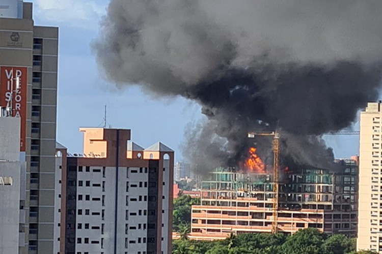 Incêndio em prédio no bairro Luciano Cavalcante
