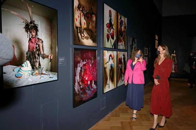 Kate, a Duquesa de Cambridge, visitou a exposição 'Alice: Curiouser and Curiouser'