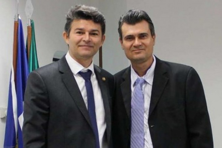 Feltrin (à direita) trabalhou no gabinete do deputado federal José Medeiros (à esquerda). 