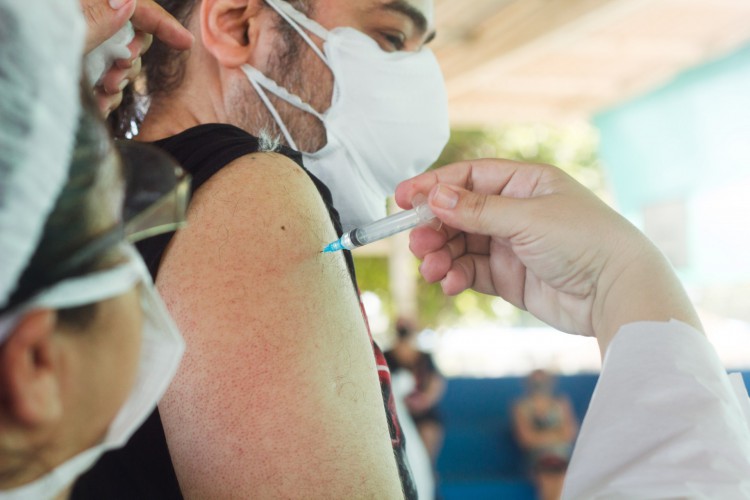 Será feita uma reunião nesta terça-feira entre os municípios e o Estado para definir o seguimento da campanha de vacinação (Foto: Fernanda Barros/Especial para O POVO)