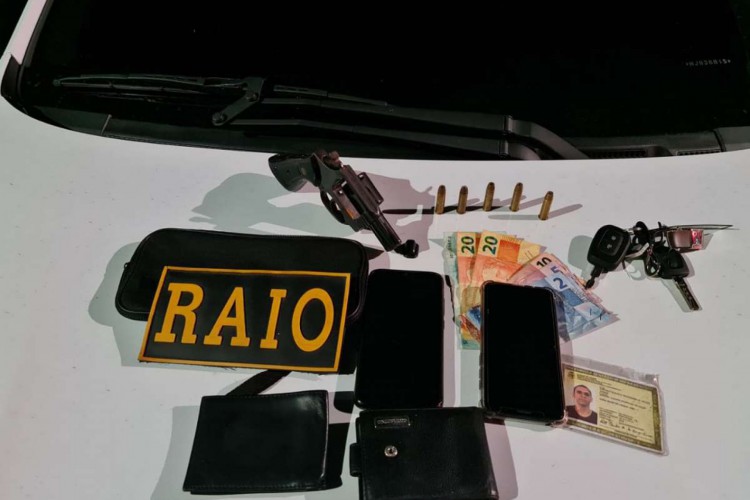 No Álvaro Weyne, PMCE prende trio armado em veículo clonado e recupera automóvel roubado 
