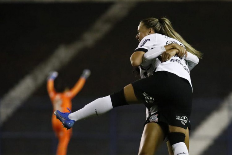 Corinthians vence e mantém liderança no Brasileiro Feminino