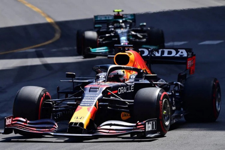 Verstappen assumiu a ponta do campeonato e foi aos 105 pontos