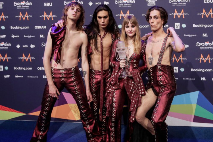 A banda Maneskin com o troféu do Eurovision 2021