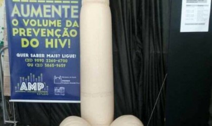 "Pênis inflável" na porta da Fiocruz existiu. Mas era de campanha contra HIV