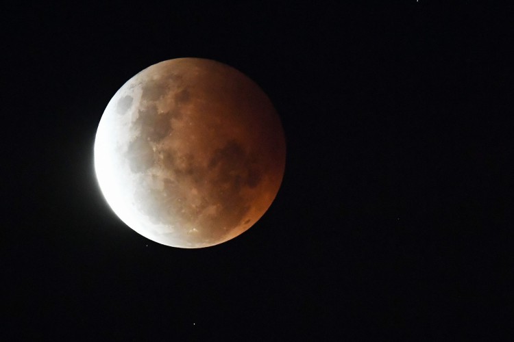 lua cheia vista durante o eclipse parcial em Sydney, nesta quarta-feira, 26 de maio de 2021 (Foto: Saeed KHAN / AFP)