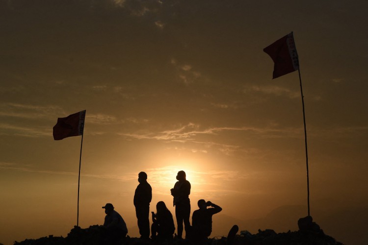 Apoiadores do candidato presidencial de esquerda peruano pelo partido Peru Libre, Pedro Castillo, participam de um comício de campanha antes do segundo turno em 6 de junho, em Huaycan, a leste de Lima, em 25 de maio de 2021. (Foto de ERNESTO BENAVIDES / AFP)