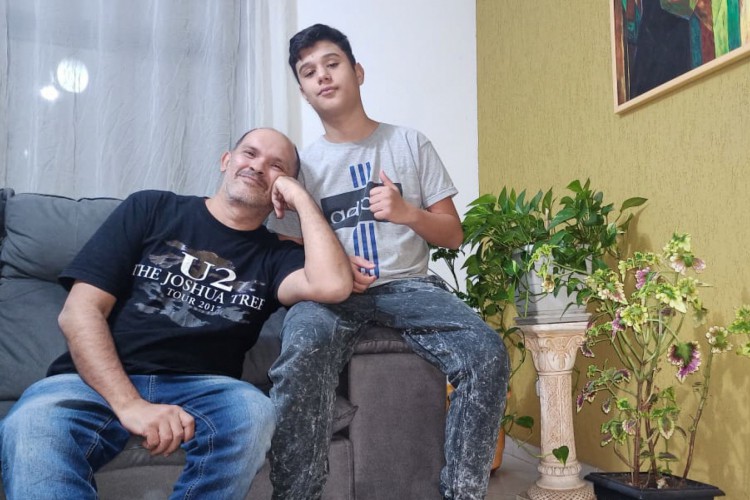 Ricardo Gouveia tem 53 anos, é pai solo do Fabio, de 15 anos, adotado em 2019 e o conheceu dando aula