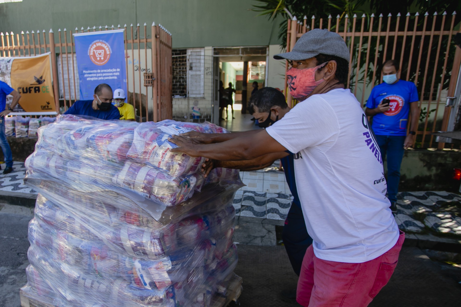 Cearenses seguem com ganhos abaixo da renda m&eacute;dia nacional e o Estado ocupa a nona pior posi&ccedil;&atilde;o nesse quesito. Na pandemia, muitos sobreviveram de doa&ccedil;&otilde;es (Foto: Aurelio Alves)