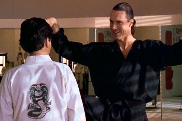 6ª temporada de Cobra Kai lança personagem original de Karate Kid com  gravatas Major Terry Silver