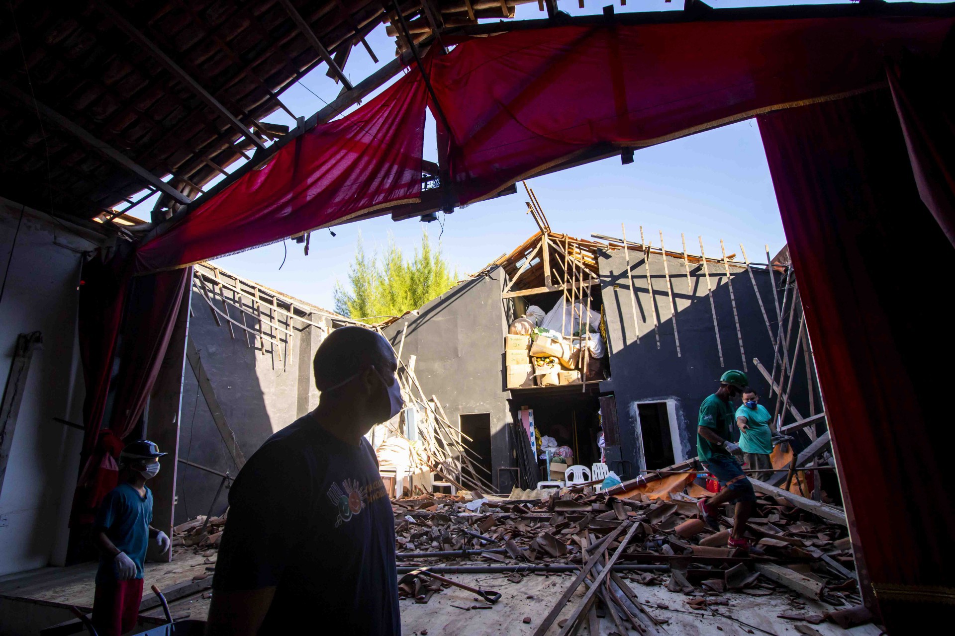 Fortaleza, Ce, BR - 27.05.2021 Desabamento de parte do teto do Teatro da Praia, na foto Carri Costa, proprietário observa os destroços (Fco Fontenele / O POVO) (Foto: FCO FONTENELE)