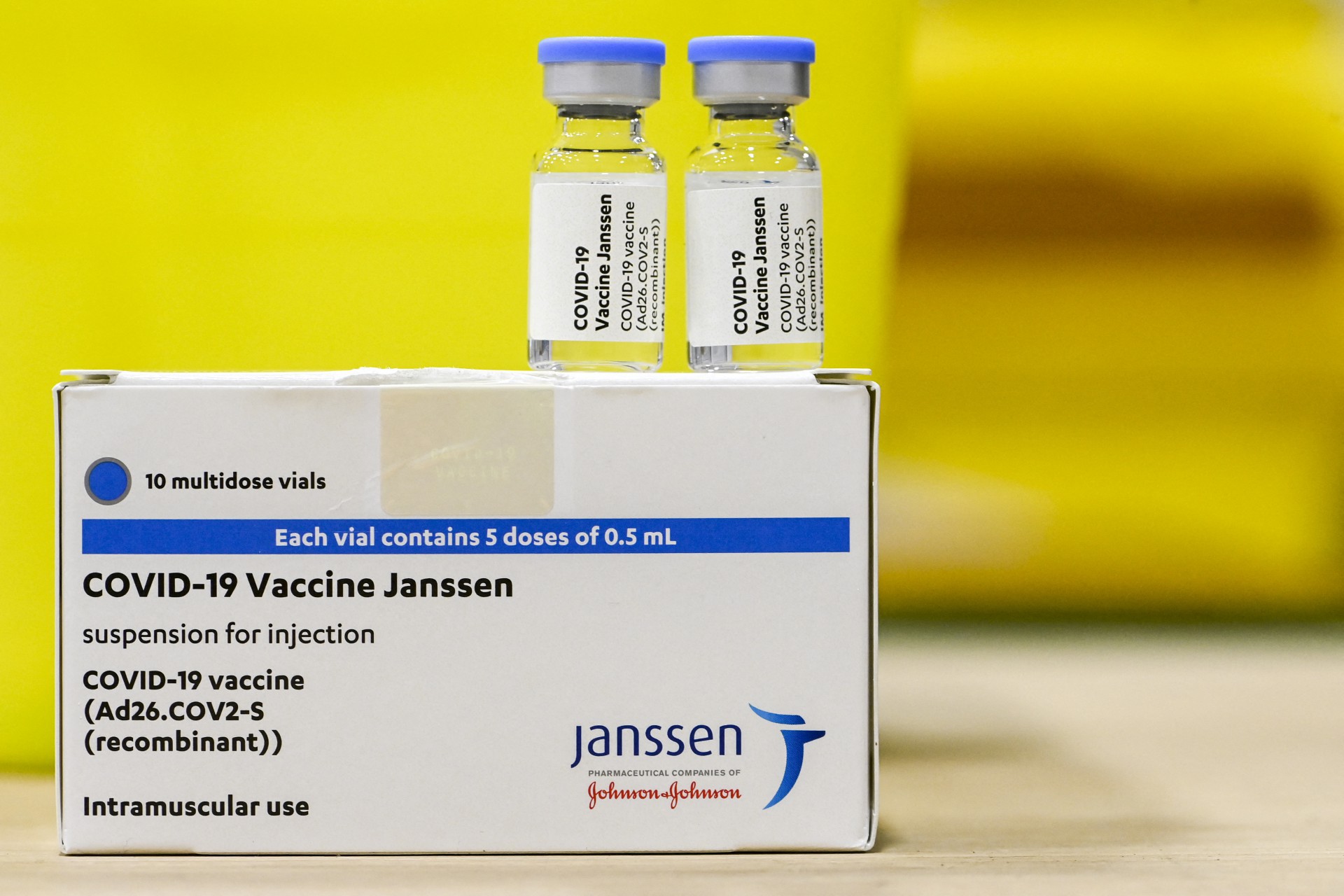 A vacina é a única disponível que imuniza completamente com apenas uma dose (Foto: DIRK WAEM / BELGA / AFP)