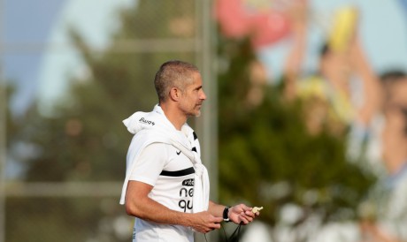 Técnico Sylvinho em treino do Corinthians no CT Joaquim Grava 