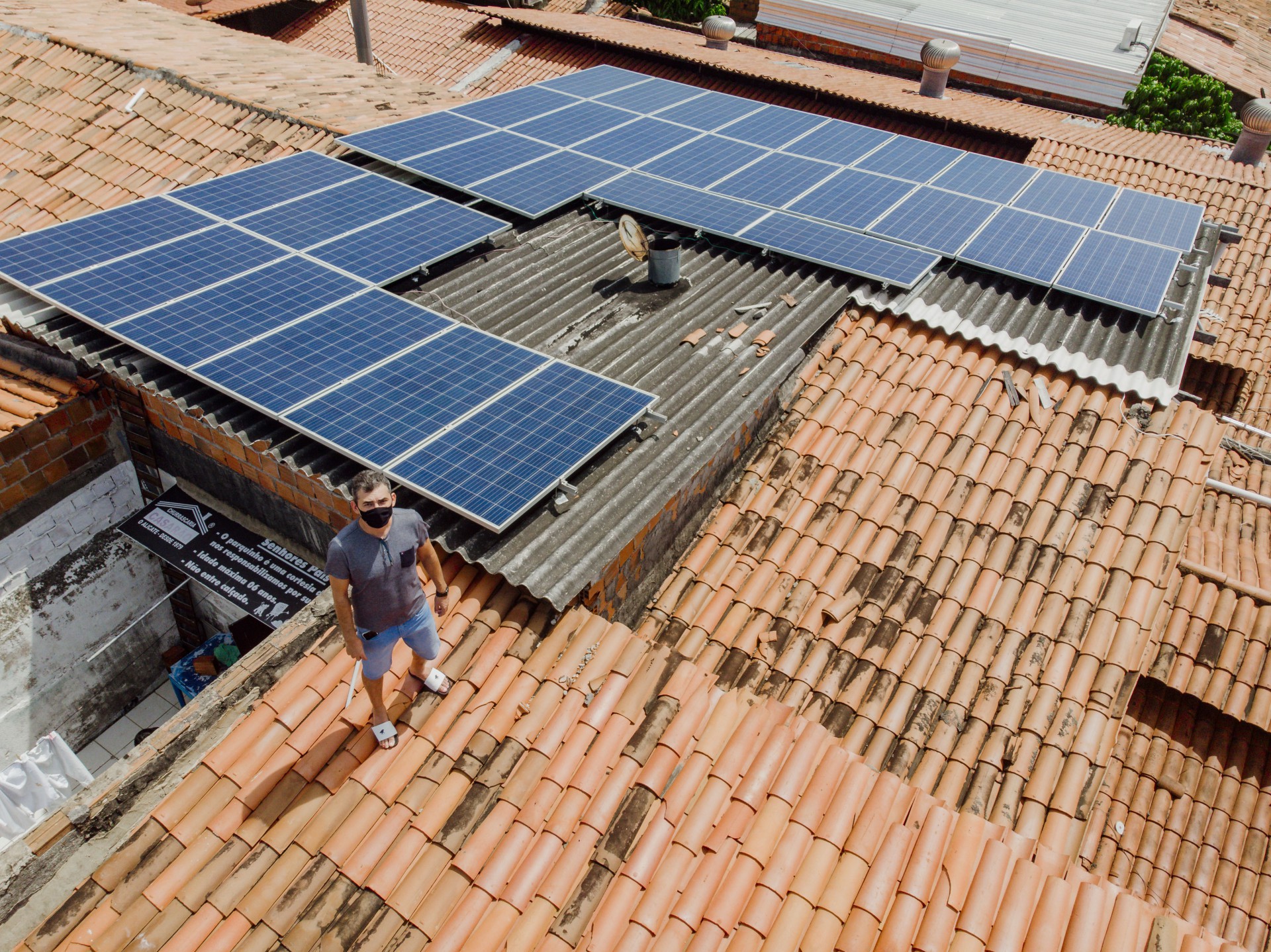 O empresário Rogério Batista implantou placas solares na sua residência e no seu estabelecimento comercial (Foto: fotos JÚLIO CAESAR)