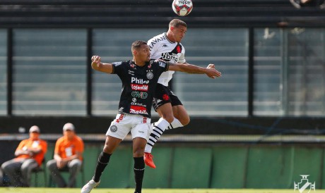 Jogadores disputam bola pelo alto no jogo Vasco x Operário, em São Januário, pela Série B 
