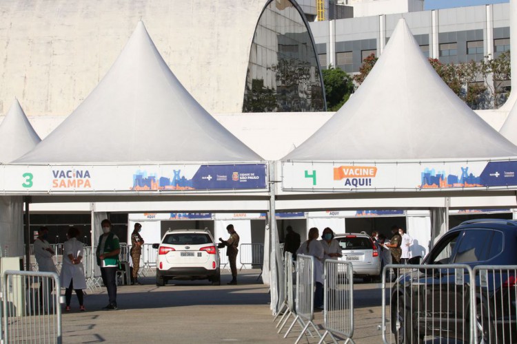 São Paulo - Posto drive-thru para vacinação contra a COVID-19 montado no Memorial da América Latina.