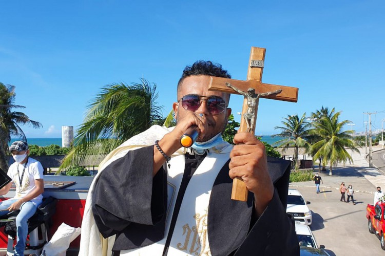 Em um trio elétrico, padre Gilson puxa cortejo de orações para os pacientes da Covid-19