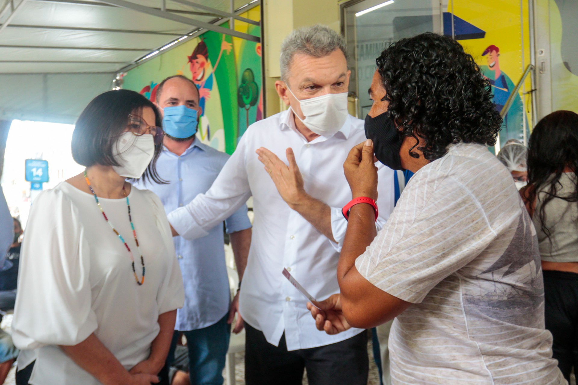 PREFEITO DE FORTALEZA, José Sarto, esteve na Praça do Ferreira e projetou início da vacinação de 59 a 18 anos para a próxima semana (Foto: Bárbara Moira)