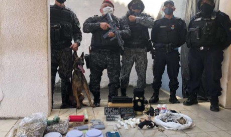Sete quilos de drogas, balanças de precisão, revólver e munições foram encontrados em uma residência em Redenção 