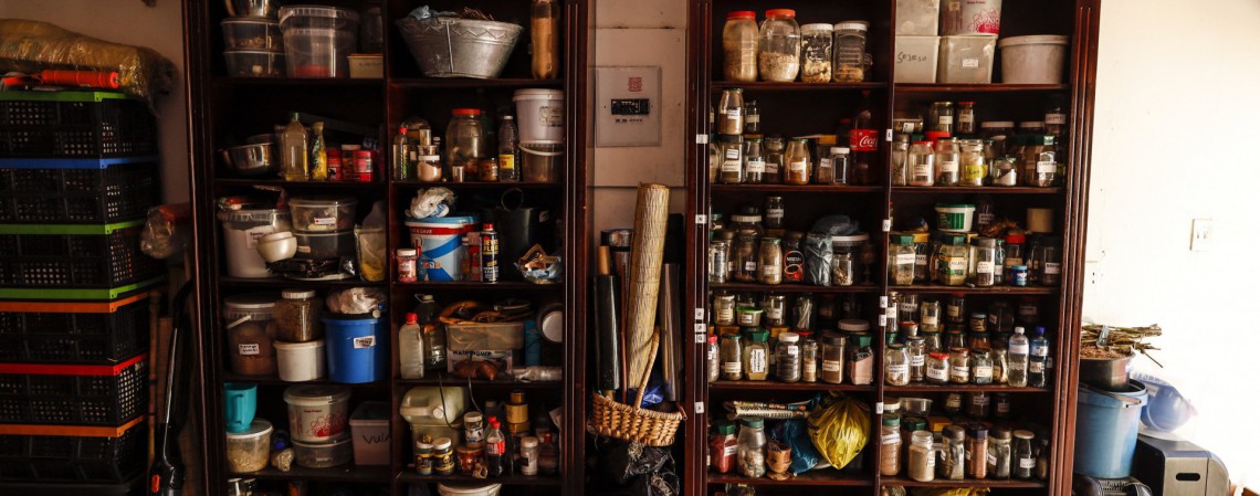 Prateleiras com potes contendo ervas e outros ingredientes para fazer remédios tradicionais podem ser vistas na garagem de um curandeiro tradicional em Kempton Park, África do Sul, em 16 de abril de 2021