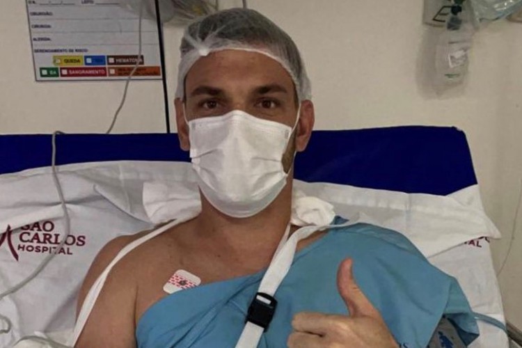 O goleiro João Ricardo, do Ceará, realizou cirurgia na mão