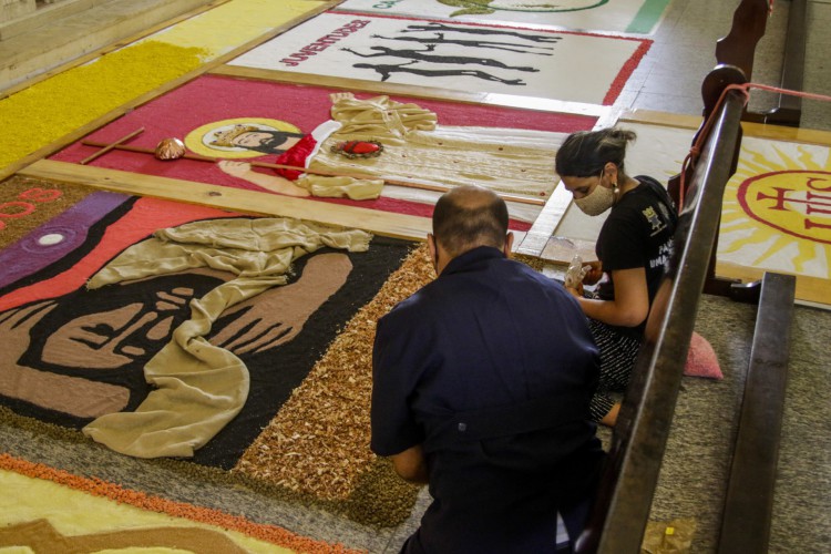 FORTALEZA, CE, BRASIL, 02.06.2021: Tapetes de Corpus Christi na Igreja do Cristo Rei sendo montado para a tradicional celebração (Thais Mesquita/OPOVO)
