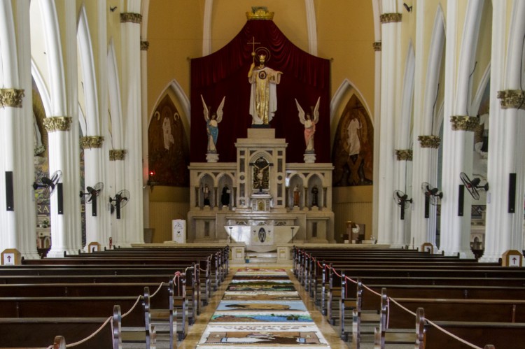 Tapetes de Corpus Christi na Igreja do Cristo Rei para celebra&ccedil;&atilde;o desta quinta-feira, 2 (Thais Mesquita/OPOVO)