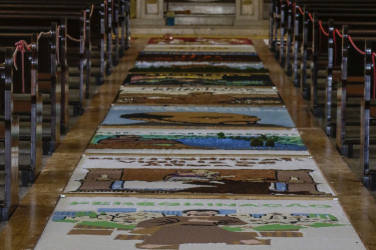 Tapetes de Corpus Christi na Igreja do Cristo Rei sendo montados para a tradicional celebra&ccedil;&atilde;o desta quinta-feira, 2 