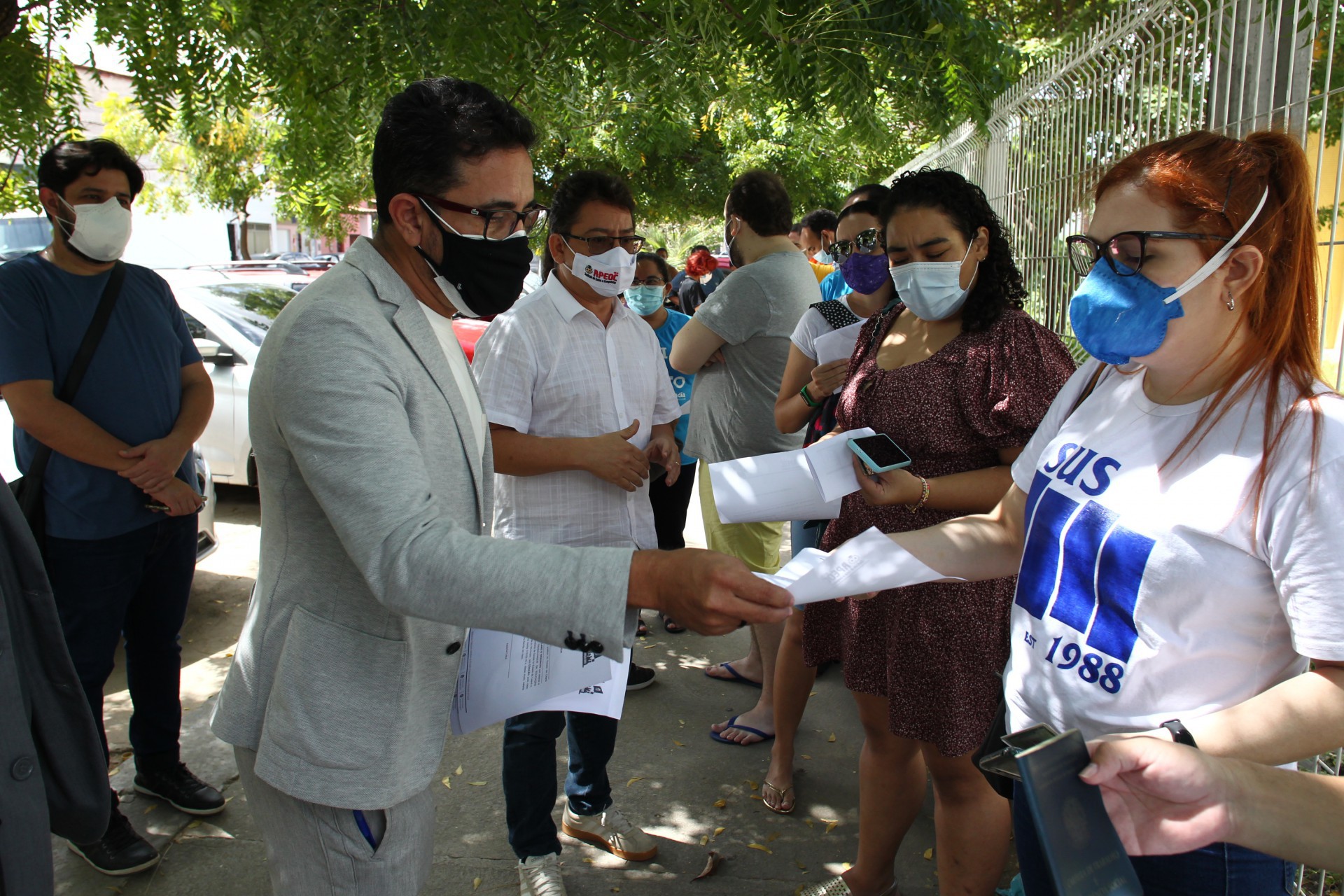 Membros da Apeoc visitam local de vacinação para professores para orientá-los sobre a assinatura de documento  (Foto: FABIO LIMA)
