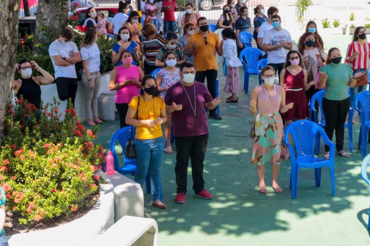 Parte dos fi&eacute;is ficaram na parte externa da igreja de F&aacute;tima