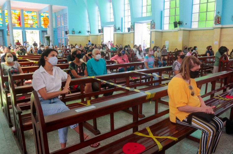 Dentro da par&oacute;quia, o n&uacute;mero de bancos foi reduzido 
