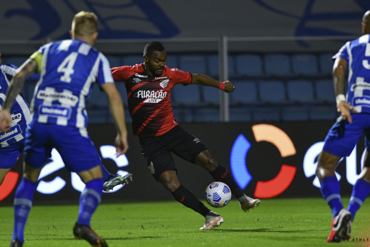 Meia Nikão com a bola no jogo Avaí x Athletico-PR, na Ressacada, pela Copa do Brasil