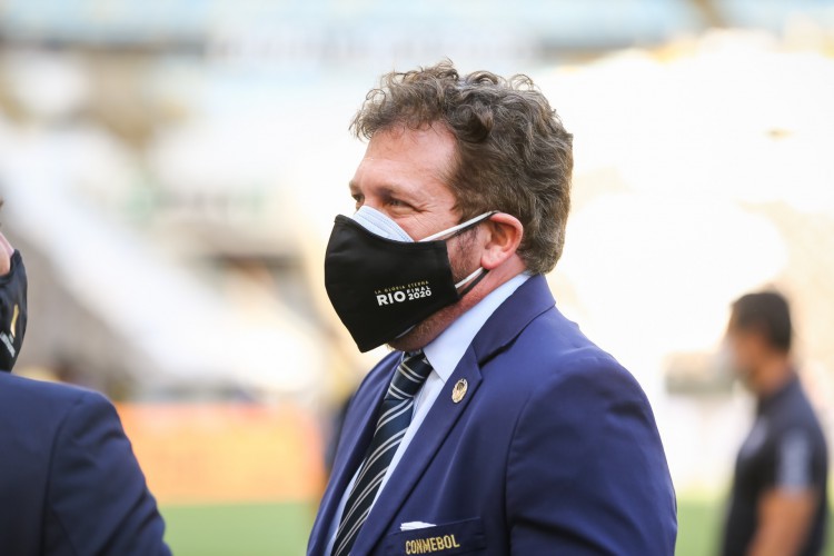 Presidente da Conmebol, Alejandro Domínguez, no gramado do Maracanã na final da Copa Libertadores 2020