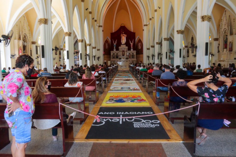 Emoção dos fiéis marca o retorno das celebrações presenciais de Corpus Christi