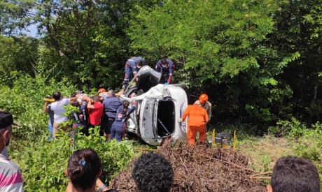 O capotamento aconteceu na CE 060, em Quixeramobim e deixou duas pessoas mortas 