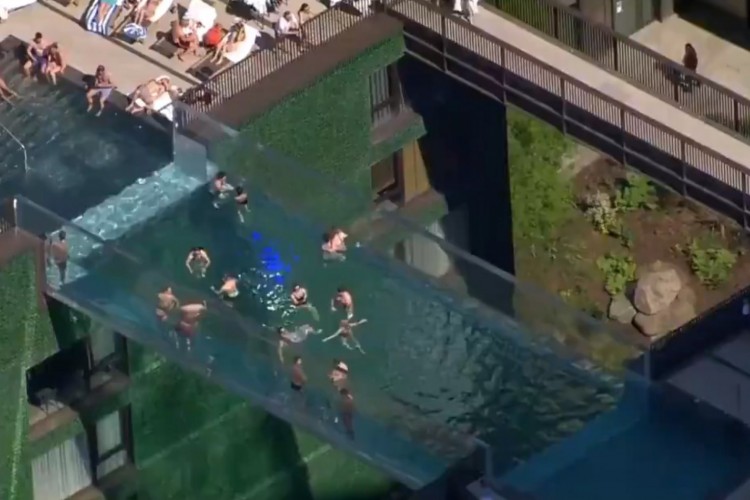 Piscina suspensa fica a 35 metros do chão, em Embassy Gardens, em Londres