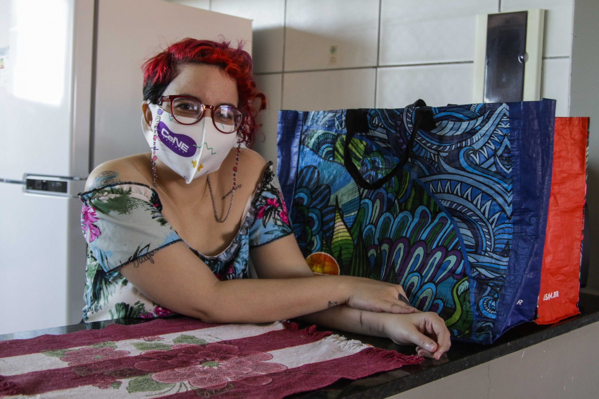 Rebecca Cunha, revisora freelancer, 31, sente no dia a dia a alta de vários produtos (Foto: Thais Mesquita)