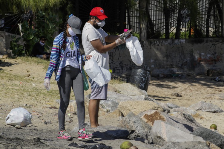 Em comemora&ccedil;&atilde;o ao Dia do Meio Ambiente, volunt&aacute;rios do GIA e do Instituto Lixo Zero fizeram uma a&ccedil;&atilde;o de mapeamento e limpeza na Praia do Po&ccedil;o da Draga 