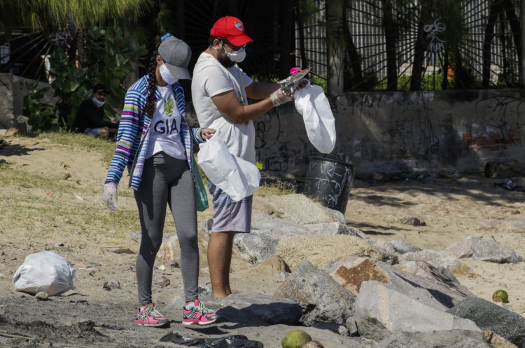 Em comemoração ao Dia do Meio Ambiente, voluntários do GIA e do Instituto Lixo Zero fizeram uma ação de mapeamento e limpeza na Praia do Poço da Draga 